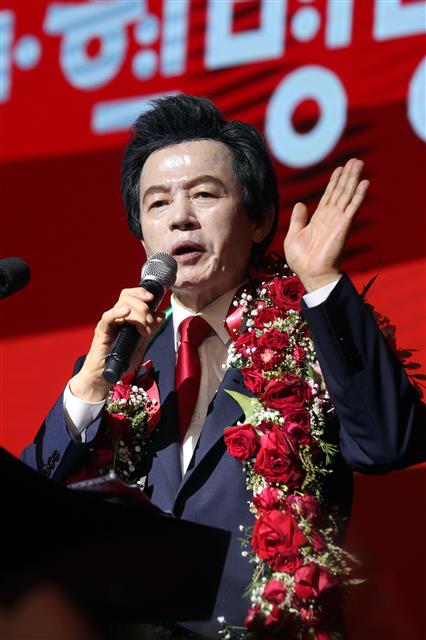 허경영 국가혁명당 당대표가 15일 오후 경기 고양시 일산서구 킨텍스에서 열린 ‘국가혁명당 창당대회’에서  당대표 수락연설을 하고 있다.  이날 허 대표는 국가혁명당 대표 및 대통령 후보로 추대, 국민배당금제(1인당 매월 150만원, 성인4인 가족당 월600만원) 등 혁명공약 33개 조항을 공식 선포했다. 2019.8.15 뉴스1