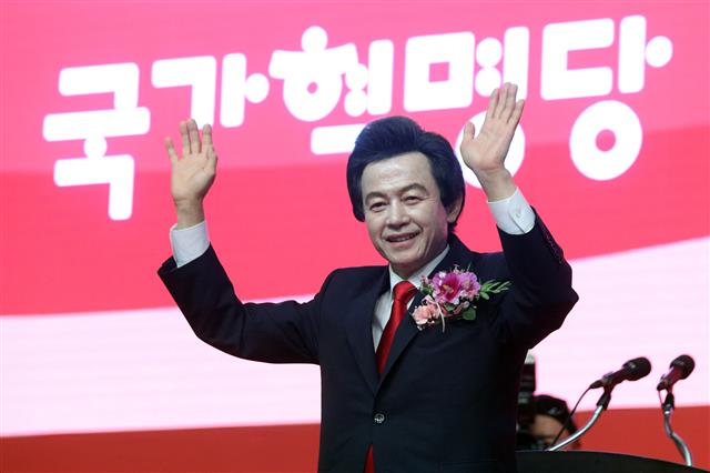 허경영 국가혁명당 당대표가 15일 오후 경기 고양시 일산서구 킨텍스에서 열린 ‘국가혁명당 창당대회’에서 당대표로 선출되자 손을 들어 화답하고 있다. 이날 허 대표는 국가혁명당 대표 및 대통령 후보로 추대, 국민배당금제(1인당 매월 150만원, 성인4인 가족당 월600만원) 등 혁명공약 33개 조항을 공식 선포했다.  2019.8.15 뉴스1