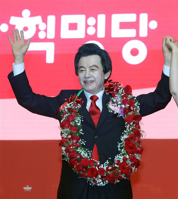 허경영 국가혁명당 당대표가 15일 오후 경기 고양시 일산서구 킨텍스에서 열린 ‘국가혁명당 창당대회’에서 당대표로 선출되자 손을 들어 화답하고 있다. 이날 허 대표는 국가혁명당 대표 및 대통령 후보로 추대, 국민배당금제(1인당 매월 150만원, 성인4인 가족당 월600만원) 등 혁명공약 33개 조항을 공식 선포했다.  2019.8.15 뉴스1