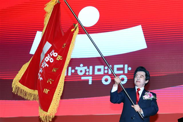 허경영 국가혁명당 당대표가 15일 오후 경기 고양시 일산서구 킨텍스에서 열린 ‘국가혁명당 창당대회’에서 당기를 흔들고 있다. 이날 허 대표는 국가혁명당 대표 및 대통령 후보로 추대, 국민배당금제(1인당 매월 150만원, 성인4인 가족당 월600만원) 등 혁명공약 33개 조항을 공식 선포했다. 2019.8.15 뉴스1