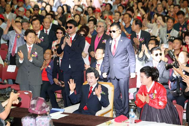 허경영 국가혁명당 당대표가 15일 오후 경기 고양시 일산서구 킨텍스에서 열린 ‘국가혁명당 창당대회’에서 당대표로 선출되자 손을 들어 화답하고 있다. 이날 허 대표는 국가혁명당 대표 및 대통령 후보로 추대, 국민배당금제(1인당 매월 150만원, 성인4인 가족당 월600만원) 등 혁명공약 33개 조항을 공식 선포했다.  2019.8.15 뉴스1