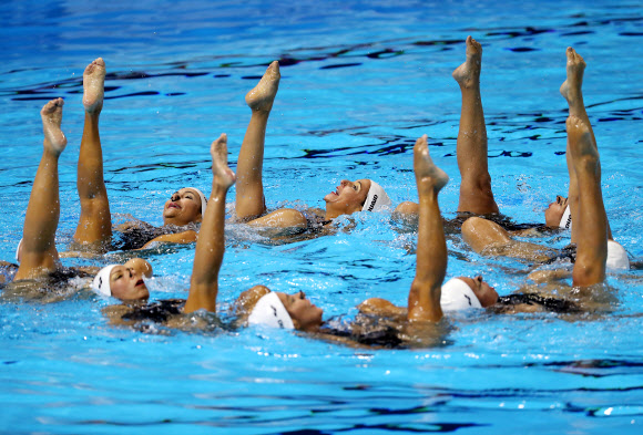 지난 7일 아티스틱수영 팀 테크니컬에 출전한 스위스팀 선수들이 연기를 펼치고 있다. 광주세계마스터즈선수권대회 조직위원회 제공