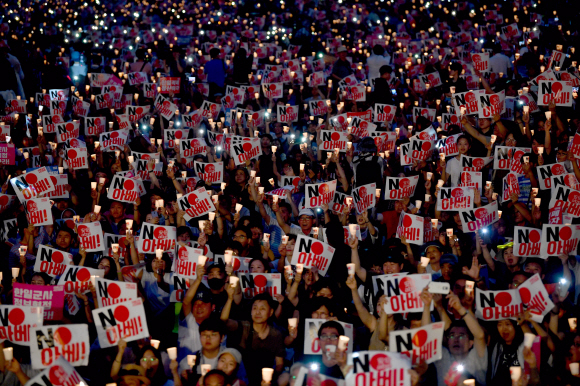 15일 서울 광화문광장에서 열린 아베규탄 촛불집회에 참석한 시민들이 구호를 외치고 있다. 2019.8.15 박지환기자 popocar@seoul.co.kr