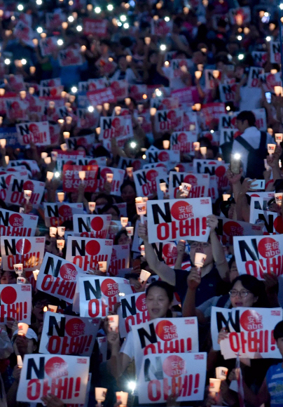 15일 서울 광화문광장에서 열린 아베규탄 촛불집회에 참석한 시민들이 구호를 외치고 있다. 2019.8.15 박지환기자 popocar@seoul.co.kr
