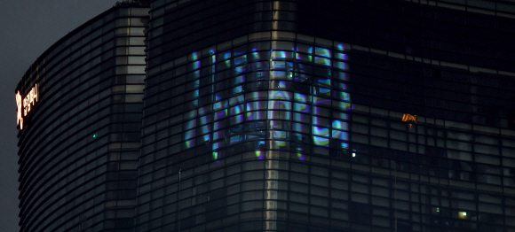 15일 서울 광화문광장에서 열린 아베규탄 촛불집회에 참석한 시민들이 구호를 외치고 있다. 2019.8.15 박지환기자 popocar@seoul.co.kr