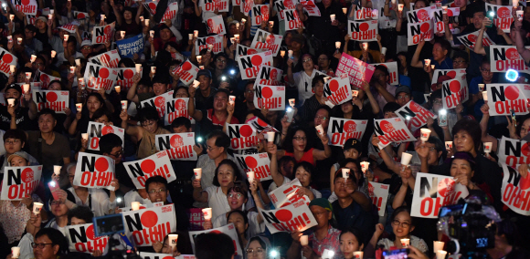 15일 서울 광화문광장에서 열린 아베규탄 촛불집회에 참석한 시민들이 구호를 외치고 있다. 2019.8.15 박지환기자 popocar@seoul.co.kr