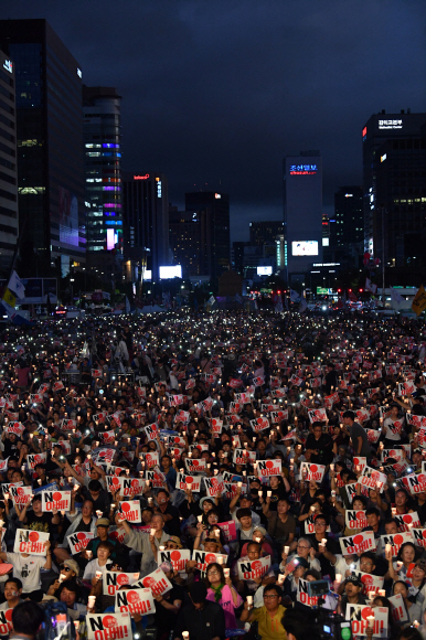 15일 서울 광화문광장에서 열린 아베규탄 촛불집회에 참석한 시민들이 구호를 외치고 있다. 2019.8.15 박지환기자 popocar@seoul.co.kr