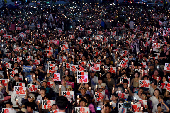 15일 서울 광화문광장에서 열린 아베규탄 촛불집회에 참석한 시민들이 구호를 외치고 있다. 2019.8.15 박지환기자 popocar@seoul.co.kr