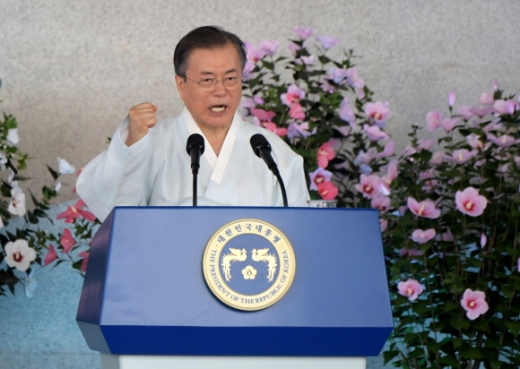 문재인 대통령이 15일 충남 천안 독립기념관에서 열린 제74주년 광복절 경축식 축사에서 주먹을 쥐며 “우리는 할 수 있습니다”라고 외치고 있다. 천안 도준석 기자 pado@seoul.co.kr 