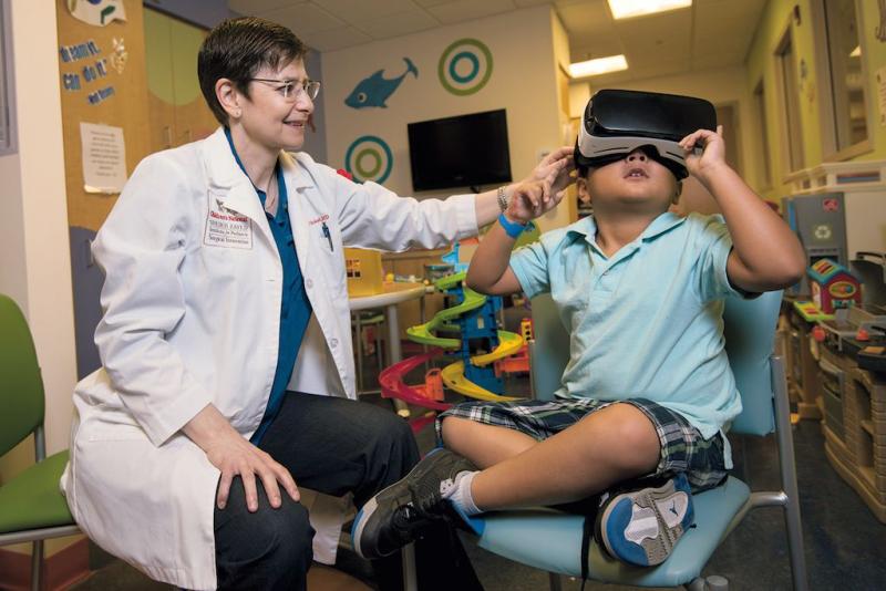 가상현실(VR) 기술은 다양한 분야에서 활용되고 있지만 치료에 대한 공포와 통증 완화를 위해 의료현장에서 활용하려는 시도가 눈에 띄게 늘고 있다.  미국 워싱턴DC 국립아동병원 제공