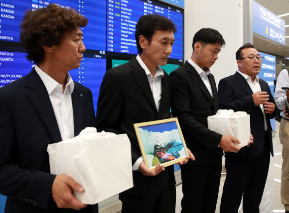 질문에 답하는 박연수 전 직지원정대 대장