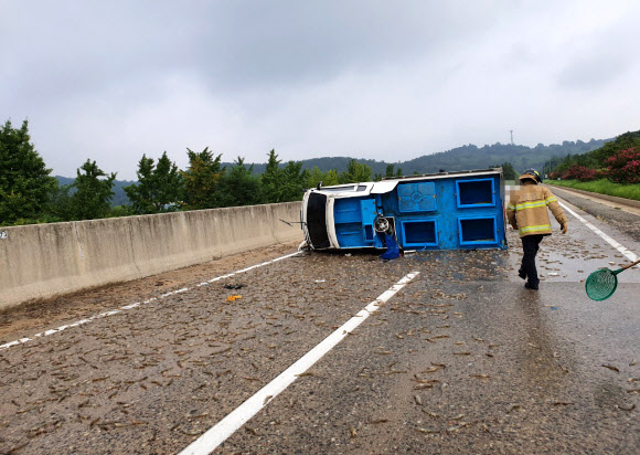 서해안고속도로서 넘어진 활어 운반 트럭