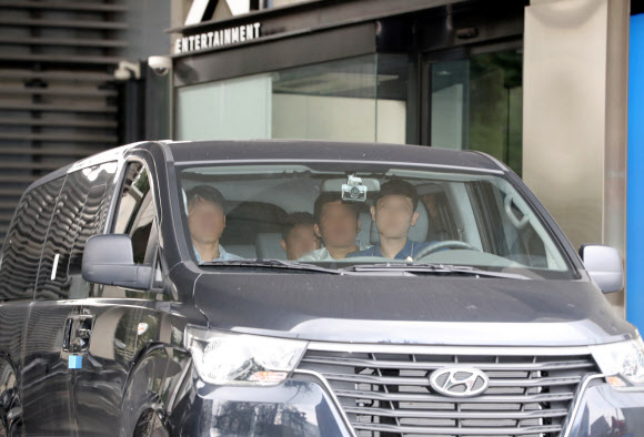 YG엔터테인먼트 사옥에서 나오는 경찰