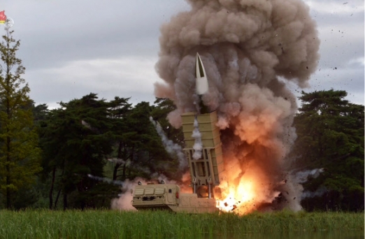 북한, 또 ‘새 무기’ 시험사격…북한판 에이태킴스 추정