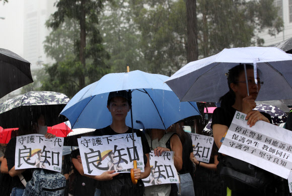 폭우 속 도심 집회 참가한 홍콩 교사들