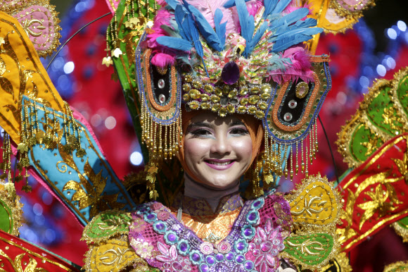 인도네시아 학생들이 18일(현지시간) 인도네시아 반다 아체에서 ‘인도네시아 독립 74주년’을 기념하기 위한 축하 행사 중 퍼레이드를 하고 있다. 인도네시아는 1945년에 네덜란드로부터 독립을 했다. EPA 연합뉴스