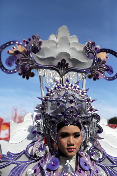 인도네시아 학생들이 18일(현지시간) 인도네시아 반다 아체에서 ‘인도네시아 독립 74주년’을 기념하기 위한 축하 행사 중 퍼레이드를 하고 있다. 인도네시아는 1945년에 네덜란드로부터 독립을 했다. EPA 연합뉴스