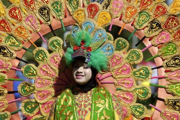 인도네시아 학생들이 18일(현지시간) 인도네시아 반다 아체에서 ‘인도네시아 독립 74주년’을 기념하기 위한 축하 행사 중 퍼레이드를 하고 있다. 인도네시아는 1945년에 네덜란드로부터 독립을 했다. EPA 연합뉴스