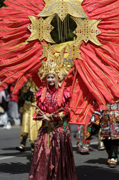 인도네시아 학생들이 18일(현지시간) 인도네시아 반다 아체에서 ‘인도네시아 독립 74주년’을 기념하기 위한 축하 행사 중 퍼레이드를 하고 있다. 인도네시아는 1945년에 네덜란드로부터 독립을 했다. EPA 연합뉴스