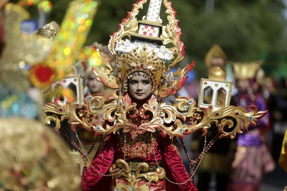 인도네시아 학생들이 18일(현지시간) 인도네시아 반다 아체에서 ‘인도네시아 독립 74주년’을 기념하기 위한 축하 행사 중 퍼레이드를 하고 있다. 인도네시아는 1945년에 네덜란드로부터 독립을 했다. EPA 연합뉴스