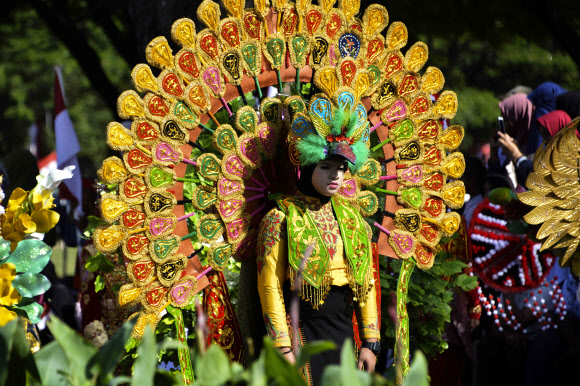 인도네시아 학생들이 18일(현지시간) 인도네시아 반다 아체에서 ‘인도네시아 독립 74주년’을 기념하기 위한 축하 행사 중 퍼레이드를 하고 있다. 인도네시아는 1945년에 네덜란드로부터 독립을 했다. AFP 연합뉴스