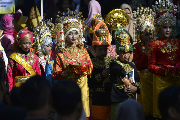인도네시아 학생들이 18일(현지시간) 인도네시아 반다 아체에서 ‘인도네시아 독립 74주년’을 기념하기 위한 축하 행사 중 퍼레이드를 하고 있다. 인도네시아는 1945년에 네덜란드로부터 독립을 했다. AFP 연합뉴스