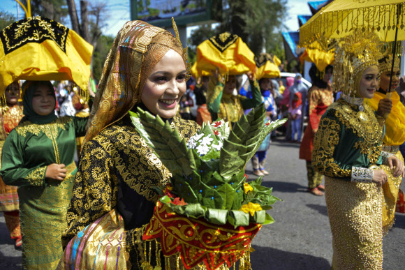인도네시아 학생들이 18일(현지시간) 인도네시아 반다 아체에서 ‘인도네시아 독립 74주년’을 기념하기 위한 축하 행사 중 퍼레이드를 하고 있다. 인도네시아는 1945년에 네덜란드로부터 독립을 했다. AFP 연합뉴스