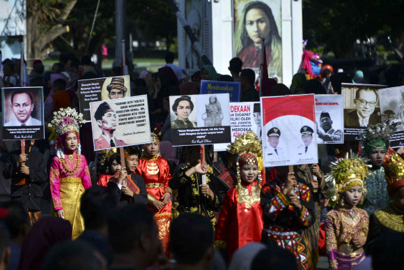 인도네시아 학생들이 18일(현지시간) 인도네시아 반다 아체에서 ‘인도네시아 독립 74주년’을 기념하기 위한 축하 행사 중 퍼레이드를 하고 있다. 인도네시아는 1945년에 네덜란드로부터 독립을 했다. AFP 연합뉴스