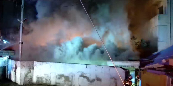 19일 오전 4시께 전북 전주시 완산구 서노송동의 한 여인숙에서 불이 나 소방당국이 진화 작업을 하고 있다. 이 불로 객실에 있던 3명이 숨진 채 발견됐다. 2019.8.19  전북소방본부 제공