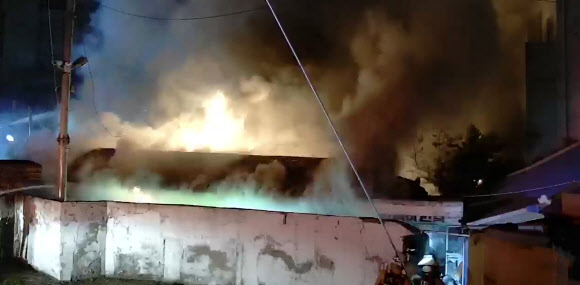 19일 오전 4시께 전북 전주시 완산구 서노송동의 한 여인숙에서 불이 나 소방당국이 진화 작업을 하고 있다. 이 불로 객실에 있던 3명이 숨졌다. 2019.8.19  전북소방본부 제공