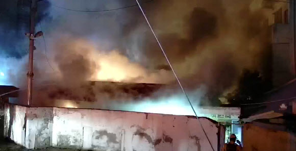 19일 오전 4시께 전북 전주시 완산구 서노송동의 한 여인숙에서 불이 나 소방당국이 진화 작업을 하고 있다. 이 불로 투숙객 3명이 숨진 채 발견됐다. 2019.8.19  전북소방본부 제공