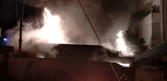 19일 오전 4시께 전북 전주시 완산구 서노송동의 한 여인숙에서 불이 나 소방당국이 진화 작업을 하고 있다. 이 불로 투숙객 3명이 숨진 채 발견됐다. 2019.8.19  전북소방본부 제공