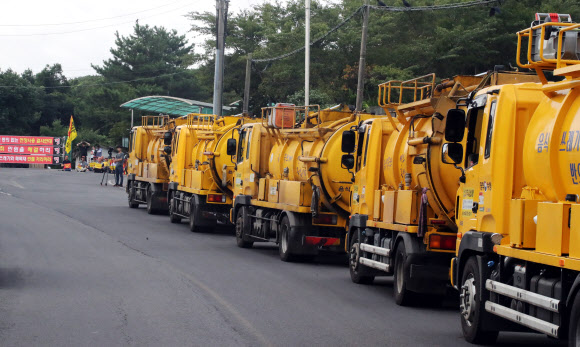 19일 오전 봉개동쓰레기매립장주민대책위원회가 제주시 봉개동 회천쓰레기매립장 입구를 막자 음식물쓰레기 수거 차량 등이 진입하지 못하고 인근에 대기하고 있다. 2019.8.19  연합뉴스