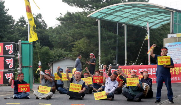 19일 오전 봉개동쓰레기매립장주민대책위원회가 제주시 봉개동 회천쓰레기매립장 입구를 막고 음식물쓰레기 수거 등 차량 진입을 통제하고 있다. 2019.8.19  연합뉴스