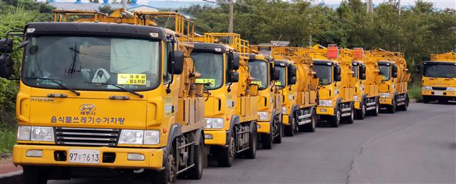 봉개동쓰레기매립장주민대책위원회는 19일 오전 7시30분 제주시 봉개동 회천쓰레기매립장 입구를 막아서 음식물쓰레기 수거 등 차량 진입을 통제하고 나섰다. 애초 제주도와 제주시는 봉개동 주민들과 회천매립장 내 음식물·재활용품 처리시설 사용기한을 2021년 10월31일까지로 합의했다. 그러나 대체 시설 준공이 늦어지면서 2023년 상반기로 사용기한이 연장되자 주민들이 행정당국이 약속을 어겼다며 반발하고 있다. 주민들의 반대가 장기화할 경우 쓰레기 수거 자체가 불가능해 쓰레기 대란이 우려되고 있다.2019.8.19 뉴스1