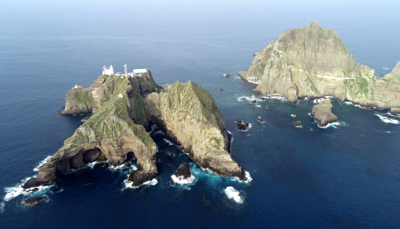 군 당국이 이번 달 실시하는 방안을 검토해온 독도방어훈련에도 관심이 쏠린다. 올해는 6월에 실시할 계획했으나 한일관계를 고려해 미뤘다. 군 관계자들은 이달 20일 이후에는 훈련 시기와 참가 전력 규모 등이 결정될 가능성이 크다고 전망하고 있다. 정부와 군 일각에서는 규모를 조금 줄여 예년 수준으로 시행하거나, 외부에 훈련 내용을 공개하지 않는 방안도 검토하는 것으로 전해졌다. 사진은 19일 오전 독도 모습. 2019.8.19  연합뉴스