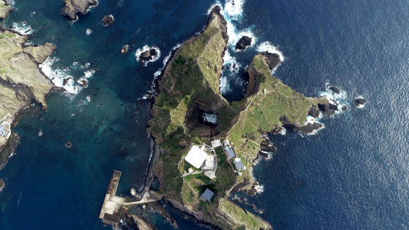 군 당국이 이번 달 실시하는 방안을 검토해온 독도방어훈련에도 관심이 쏠린다. 올해는 6월에 실시할 계획했으나 한일관계를 고려해 미뤘다. 군 관계자들은 이달 20일 이후에는 훈련 시기와 참가 전력 규모 등이 결정될 가능성이 크다고 전망하고 있다. 정부와 군 일각에서는 규모를 조금 줄여 예년 수준으로 시행하거나, 외부에 훈련 내용을 공개하지 않는 방안도 검토하는 것으로 전해졌다. 사진은 19일 오전 독도 모습. 2019.8.19  연합뉴스