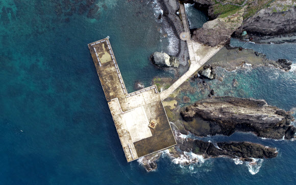 군 당국이 이번 달 실시하는 방안을 검토해온 독도방어훈련에도 관심이 쏠린다. 올해는 6월에 실시할 계획했으나 한일관계를 고려해 미뤘다. 군 관계자들은 이달 20일 이후에는 훈련 시기와 참가 전력 규모 등이 결정될 가능성이 크다고 전망하고 있다. 정부와 군 일각에서는 규모를 조금 줄여 예년 수준으로 시행하거나, 외부에 훈련 내용을 공개하지 않는 방안도 검토하는 것으로 전해졌다. 사진은 19일 오전 독도 선착장 모습. 2019.8.19 연합뉴스