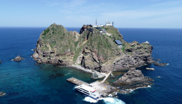 군 당국이 이번 달 실시하는 방안을 검토해온 독도방어훈련에도 관심이 쏠린다. 올해는 6월에 실시할 계획했으나 한일관계를 고려해 미뤘다. 군 관계자들은 이달 20일 이후에는 훈련 시기와 참가 전력 규모 등이 결정될 가능성이 크다고 전망하고 있다. 정부와 군 일각에서는 규모를 조금 줄여 예년 수준으로 시행하거나, 외부에 훈련 내용을 공개하지 않는 방안도 검토하는 것으로 전해졌다. 사진은 지난 13일 오후 독도 모습. 2019.8.19  연합뉴스