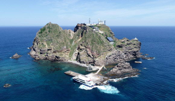 군 당국이 이번 달 실시하는 방안을 검토해온 독도방어훈련에도 관심이 쏠린다. 올해는 6월에 실시할 계획했으나 한일관계를 고려해 미뤘다. 군 관계자들은 이달 20일 이후에는 훈련 시기와 참가 전력 규모 등이 결정될 가능성이 크다고 전망하고 있다. 정부와 군 일각에서는 규모를 조금 줄여 예년 수준으로 시행하거나, 외부에 훈련 내용을 공개하지 않는 방안도 검토하는 것으로 전해졌다. 사진은 지난 13일 오후 독도 모습. 2019.8.19  연합뉴스