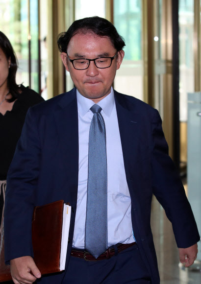 니시나가 도모후미 주한일본대사관 경제공사가 19일 오전 후쿠시마 원전 오염수 방출 문제와 관련, 서울 외교부로 초치되고 있다. 2019.8.19  연합뉴스