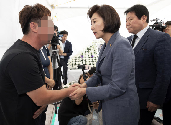 자유한국당 나경원 원내대표가 19일 오후 서울 광화문에 인근에 설치된 아사 탈북 모자 추모 분향소를 찾아 조문 후 빈소를 지키는 탈북민들을 위로하고 있다. 2019.8.19  연합뉴스