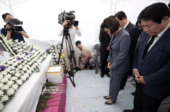 자유한국당 나경원 원내대표가 19일 오후 서울 광화문에 인근에 설치된 아사 탈북 모자 추모 분향소를 찾아 헌화 후 묵념하고 있다. 2019.8.19  연합뉴스