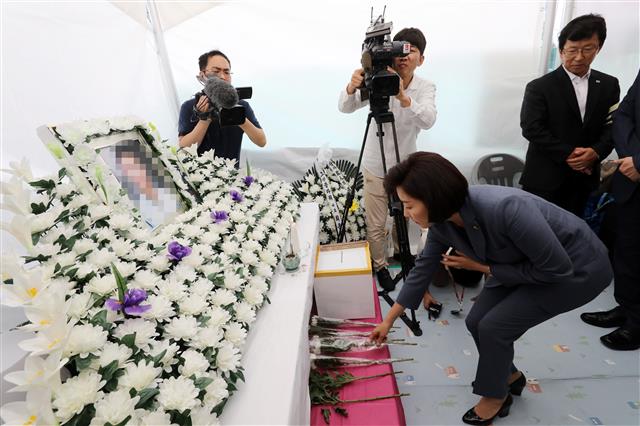나경원 자유한국당 원내대표가 19일 오후 서울 세종대로 광화문광장 인근에 마련된 ‘아사 추정’ 탈북민 모자 분향소를 찾아 조문하고 있다. 2019.8.19 뉴스1