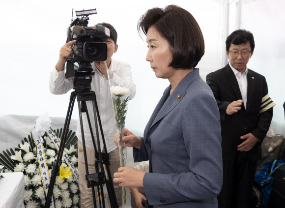자유한국당 나경원 원내대표가 19일 오후 서울 광화문에 인근에 설치된 아사 탈북 모자 추모 분향소를 찾아 헌화하고 있다. 2019.8.19  연합뉴스