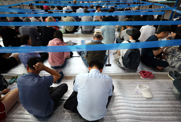 ‘힘들어도 기다려요’