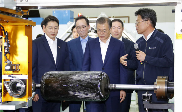 수소저장용기 제작 살펴보는 문 대통령