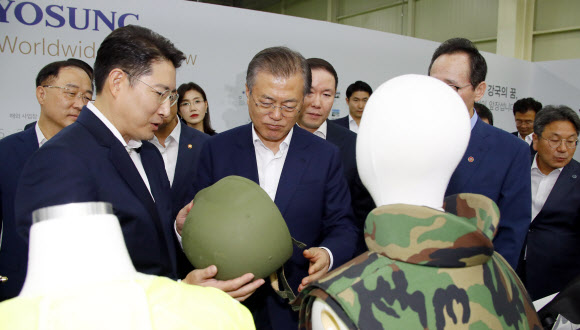 탄소섬유 활용 제품 등 전시품 관람하는 문 대통령