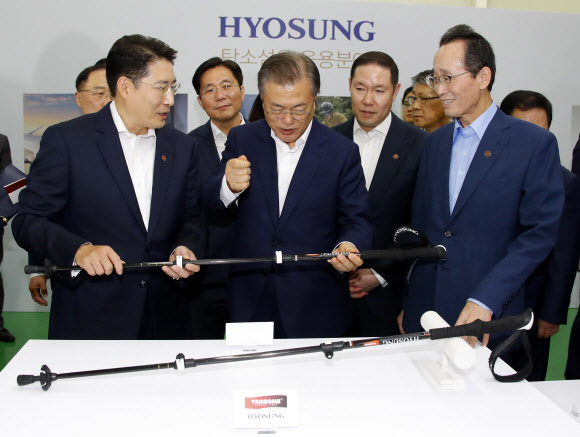 탄소섬유 활용 제품 등 전시품 관람하는 문 대통령