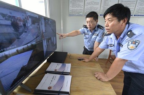 중국 동부 산둥성 빈저우시 쩌우핑현에서 공안들이 감시 카메라를 들여다 보며 농촌마을의 안전 상황을 점검하고 있다. 글로벌타임스 홈페이지 캡처 